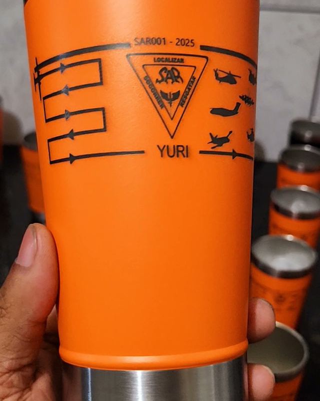 Copo térmico laranja gravado a laser para equipe