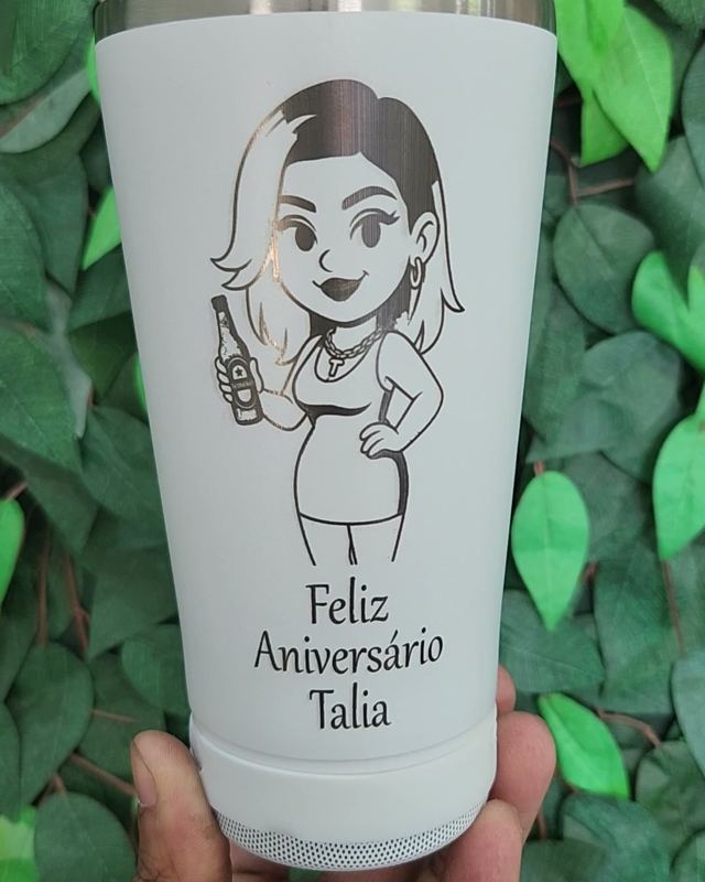 Copo térmico branco gravado com caricatura e Feliz Aniversário